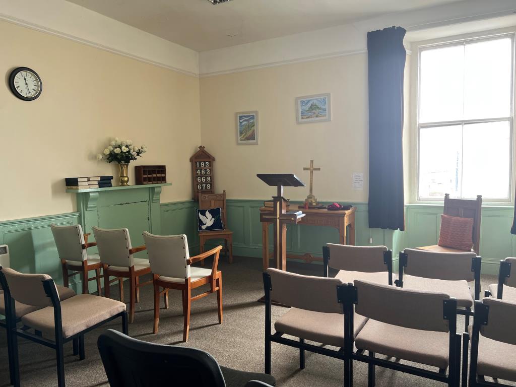 Lot: 49 - FORMER SUNDAY SCHOOL WITH POTENTIAL FOR DEVELOPMENT - Worship room on the ground floor